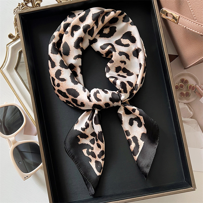 Silk Neck Scarf - 70 cm Platz Luxus Leopard Print
